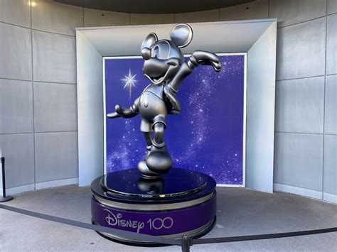Magical moments statue featuring mickey mouse